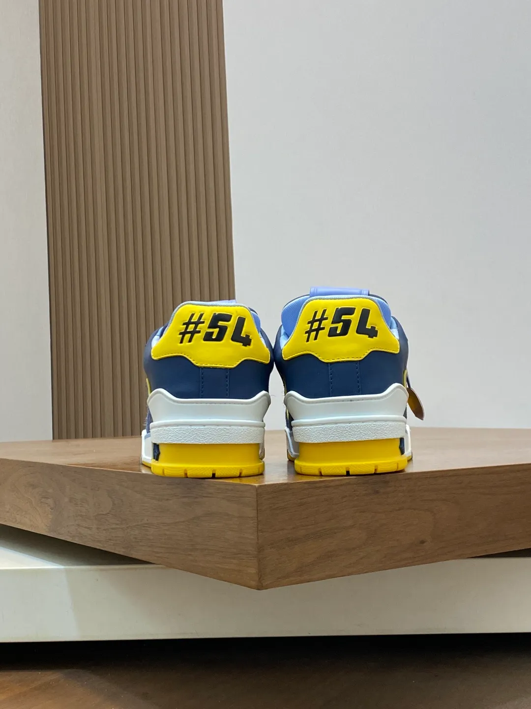 Men's men's shoes 💰820 Lujia New Color Men's 🧍‍♂️trainer sneakers, this LV Trainer sneaker is made of soft grained calfskin, showing pure tones, the #54 logo on the back traces the brand's birth in 1854, the designer's handwritten brand logo embellishes one side, designed by Virgil Abloh himself, a very commemorative sneaker, the new LV Louis Vuitton louis vuitton trainer sneaker low casual sports culture versatile basketball sneakers Size: 35-46 (customized for women 40, men 46)